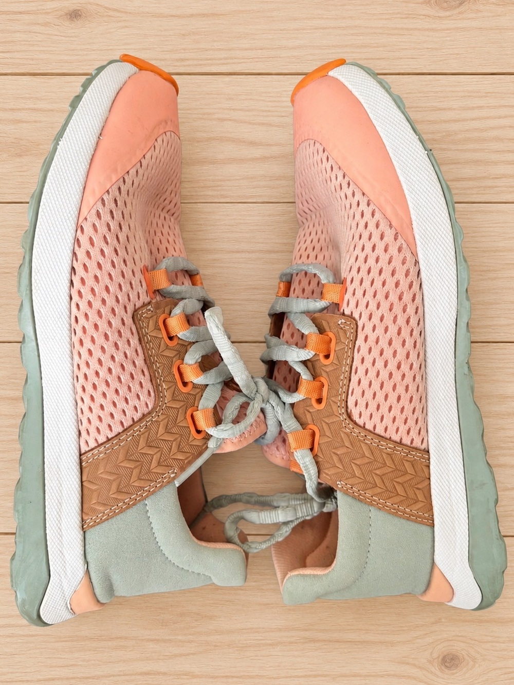 OluKai Wailuku Peach Swell Women’s Sneakers – Size 7 Medium